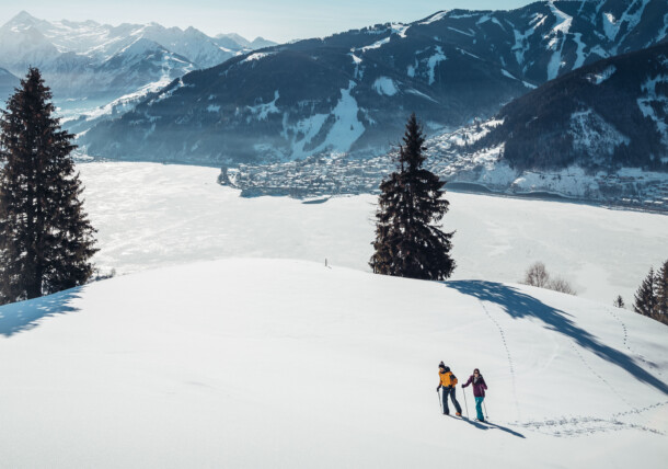     Snow shoe hike with view to Lake Zell and Ronachkopf 